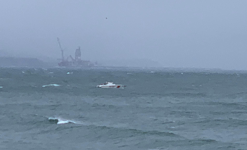 Autoritatea Navală Română susţine că nava care ar fi fost afectată de explozie este ancorată şi se încearcă salvarea acesteia/ Navigaţia pe braţul Sulina nu este afectată 
