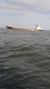 Oficial de la Autoritatea Navală Română, întrebat dacă nava de la Sulina a fost lovită de o mină marină: Nu există indicii concrete că aceasta ar putea fi cauza. Echipajul a menţionat o explozie la bord, în interiorul compartimentului maşină