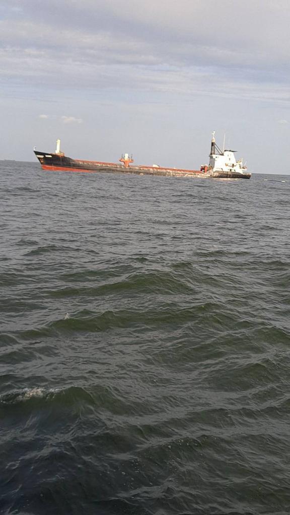 Oficial de la Autoritatea Navală Română, întrebat dacă nava de la Sulina a fost lovită de o mină marină: Nu există indicii concrete că aceasta ar putea fi cauza. Echipajul a menţionat o explozie la bord, în interiorul compartimentului maşină