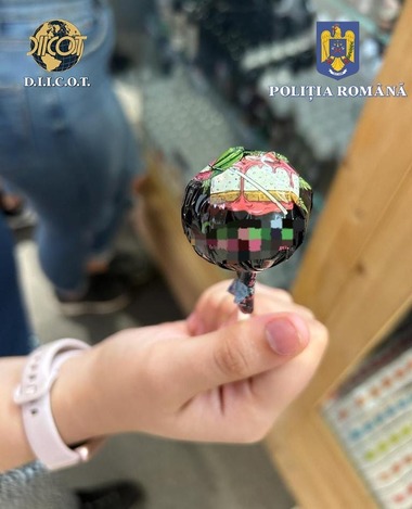 Poliţist ieşean, reţinut de DIICOT în dosarul vizând o grupare care comercializa dispozitive de vapat şi dulciuri cu efecte psihoactive/ În total, au fost reţinute 28 de persoane, inclusiv un cetăţean canadian, patronul fabricii din Iaşi - FOTO, VIDEO