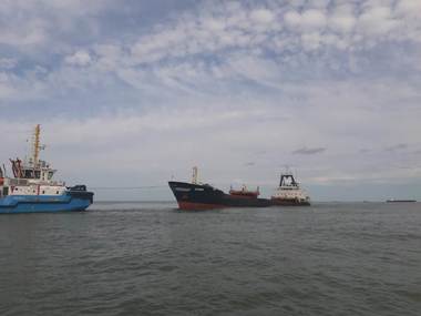 Autoritatatea Navală Română: Nava care a suferit o explozie a fost remorcată către Golful Musura şi eşuată în siguranţă/ A fost montat un baraj antipoluare/ Parchetul a deschis dosar penal