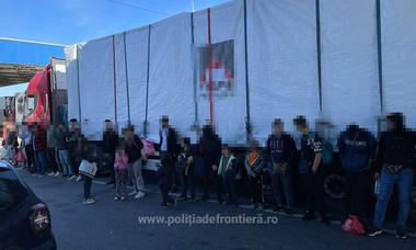 Peste 100 de migranţi ascunşi printre plăci de gresie, piese auto şi alte mărfuri, prinşi când încercau să iasă ilegal din România/ Un cetăţean sârb, arestat preventiv pentru trafic de migranţi