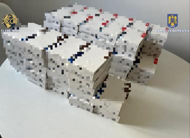 Percheziţii în Bucureşti, într-un dosar de trafic de droguri în care un bărbat e suspectat că a vândut peste 10.000 de comprimate cu substanţă activă Fentanil, 700 de comprimate Oxicodonă, 1.200 de fiole de morfină/ El a fost prins în flagrant - VIDEO