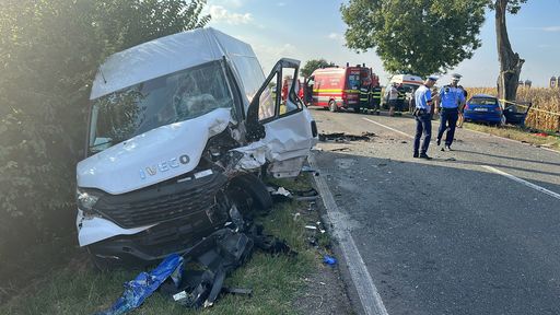 Timiş: Trei răniţi într-un accident rutier în care au fost implicate o maşină şi un microbuz/ A intervenit elicopterul SMURD