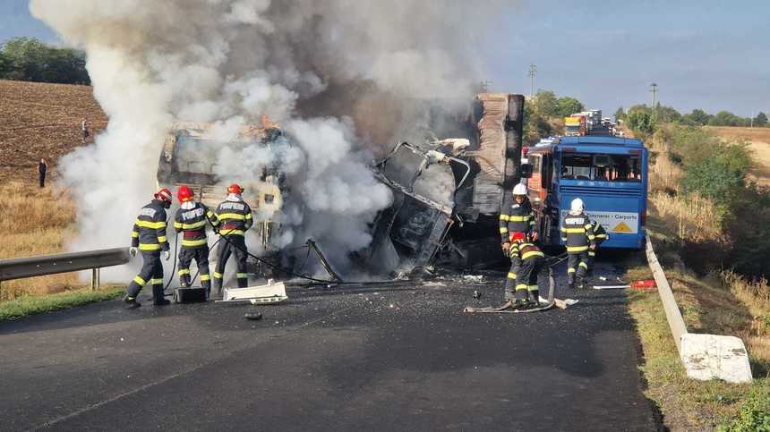 UPDATE - Teleorman: Planul Roşu de Intervenţie, declanşat după un accident cu două autobuze şi un TIR/ Forţele de intervenţie, suplimentate/ Cinci persoane, între care doi adolescenţi, rănite şi duse la spital/ Autovehiculele au luat foc -FOTO, VIDEO