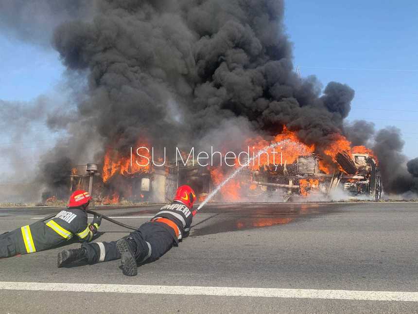 Mehedinţi: TIR în flăcări pe un drum naţional/ Şoferul a reuşit să iasă din vehicul şi a refuzat transportul la spital - FOTO
