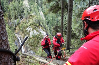 Salvamontiştii din Neamţ intervin pentru salvarea unui turist care a suferit o fractură de picior