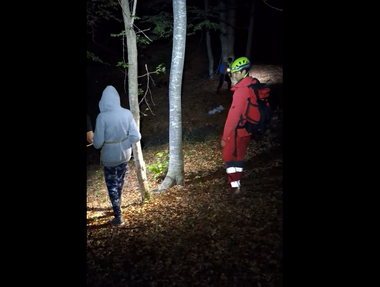 Prahova: Două persoane care s-au rătăcit în zona submontană, căutate timp de mai multe ore de către salvamontişti, pompieri şi jandarmi - FOTO / VIDEO
