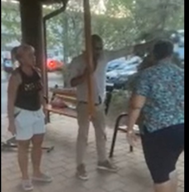 Bărbatul filmat în timp ce distruge mai multe obiecte de mobilier stradal în Dobroeşti, Ilfov, a fost reţinut

