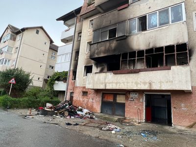 UPDATE - Explozie urmată de incendiu într-un apartament din Sibiu / În apartament au fost găsite două persoane decedate / 15 apartamente şi cinci maşini, avariate / Cauza exploziei a fost o acumulare de gaze / Poliţia a deschis dosar penal - FOTO, VIDEO