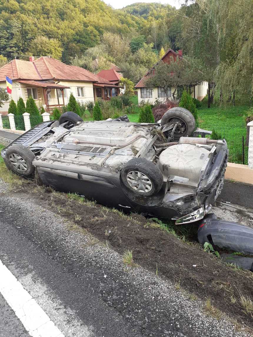 Cluj: Cinci răniţi, între care un cetăţean străin şi trei minori, într-un accident provocat pe fondul unei depăşiri neregulamentare - FOTO
