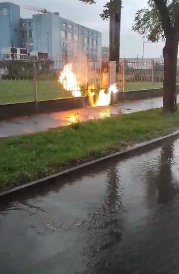 UPDATE - Cluj Napoca: Incendiul izbucnit la un panou electric de pe un stâlp, care s-a extins la o conductă de alimentare cu gaz, a fost stins / Nu au fost înregistrate victime - VIDEO
