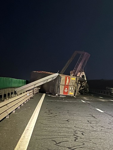 UPDATE - Un camion a lovit un panou pe A2, apoi s-a răsturnat pe partea carosabilă / Nu au existat victime / Traficul. blocat pe sensul către Bucureşti pentru înlăturarea elementelor metalice - FOTO