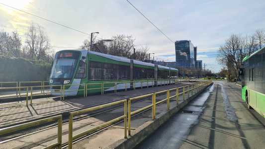 Bucureşti – O maşină a tamponat gardul protector al liniei de tramvai, pe Şoseaua Virtuţii / Panourile au spart geamurile de la uşa unui tramvai din linia 41 / NU au fost persoane rănite