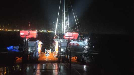 Un velier cu cinci persoane la bord, aflat în pericol de scufundare în Marea Neagră, după ce luase apă la bord, salvat de reprezentanţii ARSVOM - FOTO