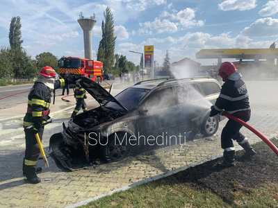 Mehedinţi: O maşină a luat foc lângă o benzinărie / Şoferul a reuşit să se salveze