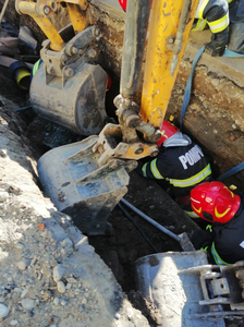 UPDATE - Sibiu - Intervenţie a pompierilor după ce un bărbat a rămas imobilizat într-un canal în timpul unor lucrări la conductele de apă şi canalizare din localitatea Aţel / Bărbatul a fost scos şi predat echipajului de la Serviciul de Ambulanţă - FOTO
