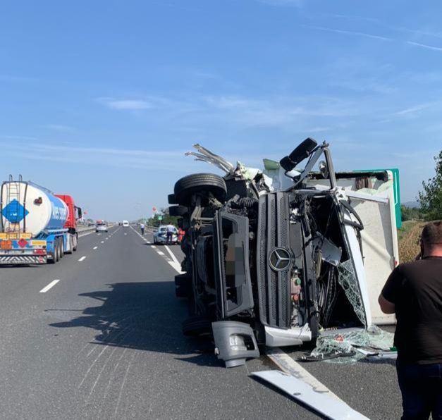 Hunedoara: TIR răsturnat pe autostradă, în urma unui accident rutier în care a fost implicată şi o autospecială/ Un şofer a fost rănit - FOTO
