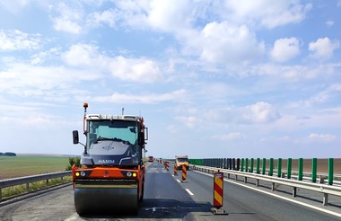 UPDATE - Arad: Un cetăţean francez a căzut dintr-o maşină aflată în mers pe autostrada A1 / Bărbatul s-ar fi certat cu iubita / Poliţiştii încearcă să afle dacă gestul a fost intenţionat - VIDEO