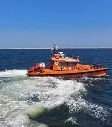 Intervenţie pentru preluarea unui marinar cu răni la mâini de la bordul unei nave / El a fost adus în Portul Constanţa şi predat unui echipaj de ambulanţă / Operaţiunea a fost dificilă din cauza valurilor de peste trei, patru metri