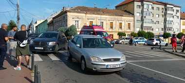 Timişoara: Femeie rănită, după ce a fost lovită de o maşină pe o trecere de pietoni/ Sunt indicii că şoferul ar fi consumat droguri, însă urmează să fie testat