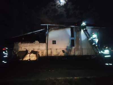 Dâmboviţa: Explozie urmată de incendiu, la o locuinţă din Tărtăşeşti/ Pompierii intervin cu mai multe autospeciale/ Trei persoane au suferit arsuri 