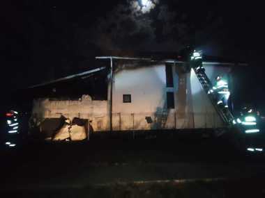 Dâmboviţa: Explozie urmată de incendiu, la o locuinţă din Tărtăşeşti/ Pompierii intervin cu mai multe autospeciale/ Trei persoane au suferit arsuri 