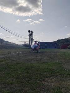 Sibiu: Bărbat rănit după ce a căzut de la aproape cinci metri, când lucra la acoperişul unui grajd/ El a fost transportat cu elicopterul SMURD la spital - VIDEO