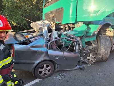 Hunedoara: Şoferul unei maşini a murit într-un accident rutier, după ce a pătruns pe contrasens şi a lovit o autoutilitară - FOTO
