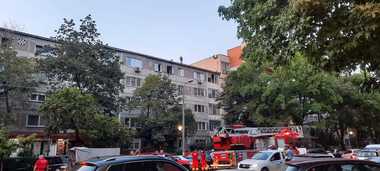UPDATE - Timişoara: Un bărbat care ameninţa că se aruncă de pe un bloc cu patru etaje a fost convins să coboare