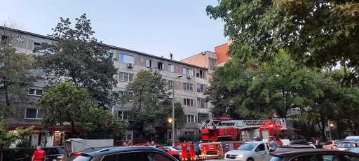 UPDATE - Timişoara: Un bărbat care ameninţa că se aruncă de pe un bloc cu patru etaje a fost convins să coboare