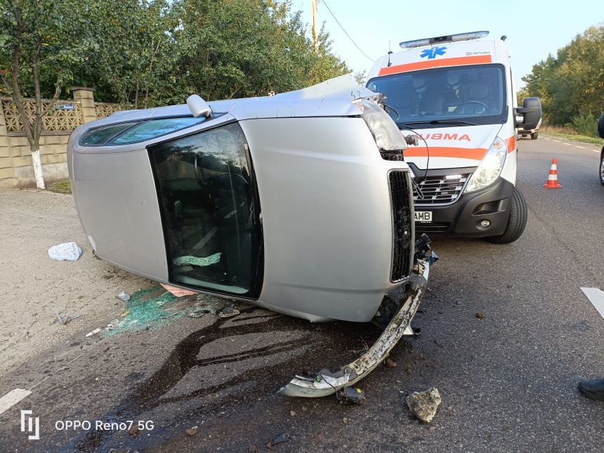 Accident pe DN 2, în judeţul Suceava. Un autoturism în care se aflau un adult şi doi copii s-a răsturnat, şoferul şi pasagerii fiind răniţi - FOTO
