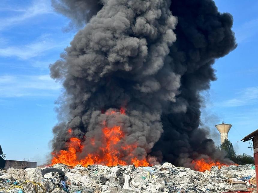 Mureş: Incendiu puternic la o hală în care sunt depozitate mase plastice. Populaţia, avertizată prin mesaj RO-Alert - FOTO