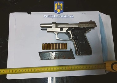 Prahova: Pistoale supuse autorizării, cuţite, macete, săbii şi topoare găsite de poliţişti în urma descinderilor la membri ai lumii interlope care s-au bătut într-un parc din Ploieşti/ 16 persoane, ridicate şi duse la audieri