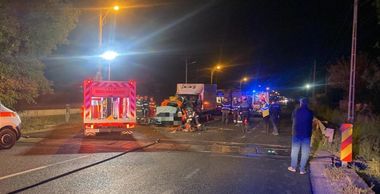 Vrancea - Accident în care au fost implicate un TIR, o autoutilitară şi un autoturism, pe DN2.  Două persoane au rămas încarcerate - FOTO