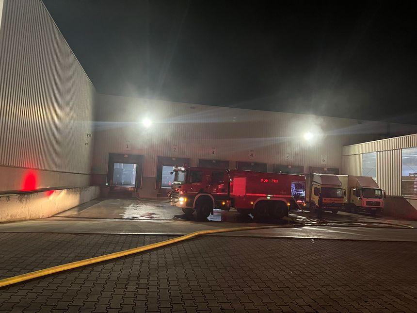 UPDATE - Incendiu la o fabrică în care se prelucrează deşeuri de hârtie în vederea reciclării / 70 de persoane au fost evacuate