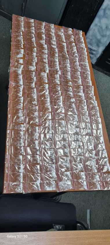 Adolescent, prins cu peste 200 de pliculeţe care conţineau un praf alb, în apropiere de Biblioteca Naţională