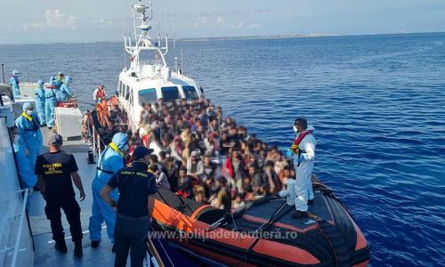 Poliţiştii de frontieră români au participat la salvarea a peste 400 de migranţi care se aflau pe o barcă de pescuit în pericol, în Marea Mediterană
