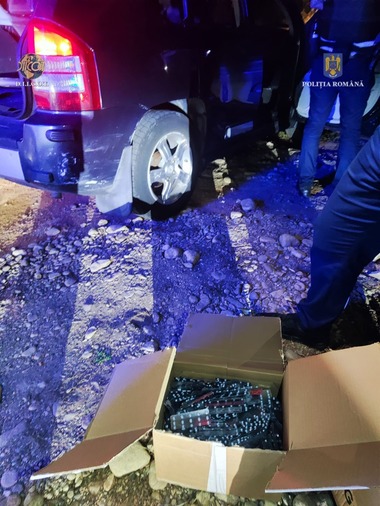 Vâlcea: Bărbat arestat preventiv după ce în maşina sa au fost găsite tablete cu alprazolam, drog de risc/ El fugea de poliţişti cu autoturismul în care se afla şi fiul său, de 14 ani  