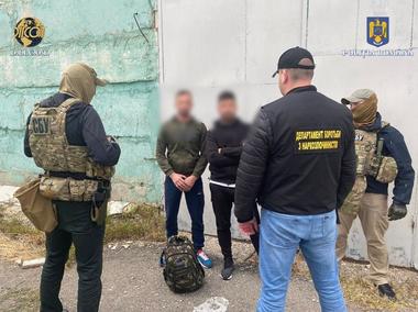 Grupare specializată în traficul internaţional de heroină, destructurată / Era formată din cetăţeni români şi străini, conduşi de un turc / Drogurile, destinate consumatorilor din Ucraina / Peste 180 de kilograme de heronină, găsite în Portul Constanţa

