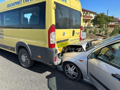 Tulcea: Patru elevi au ajuns la spital, după ce o maşină a intrat în microbuzul şcolar în care se aflau / În accident a fost rănit şi şoferul care a provocat incidentul