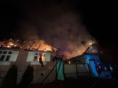 UPDATE - Sibiu - Incendiu la două case din localitatea Boiţa. Un bărbat a fost găsit decedat /  Cauza probabilă a incendiului, coşul de fum deteriorat - FOTO