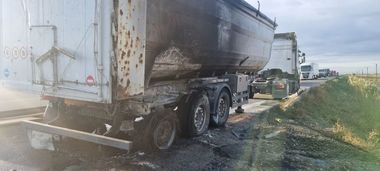 UPDATE - Trafic oprit între Buzău şi Brăila după ce un TIR încărcat cu cereale a luat foc - FOTO