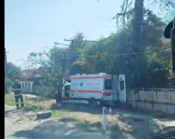 Dâmboviţa: Trei persoane au fost rănite, după ce o maşină condusă de un tânăr de 18 ani a lovit o ambulanţă ce se deplasa la un caz
