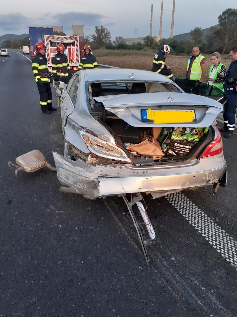 Restricţii de circulaţie pe autostrada A1, între Ilia şi Deva, după un accident rutier/ O maşină a lovit parapetul