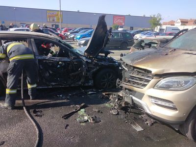 Arad: O maşină a luat foc în parcarea unui supermarket, iar flăcările s-au extins la alte două autoturisme