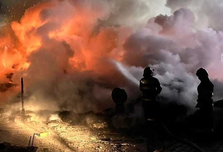 Valsui: Incendiu la un depozit de furaje / Pericol de extindere la un adăpost pentru animale /  Au fost evacuate peste 50 de animale - VIDEO