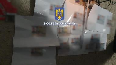 Mai multe cărţi de identitate falsificate, aparatură şi bani, găsite de anchetatori la gruparea care a luat peste 200 de credite online / Trei bărbaţi, reţinuţi