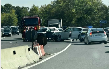 Patru autoturisme, implicate într-un accident pe DN1, în zona localităţii Breaza. Patru persoane au ajuns la spital - FOTO