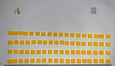 Slatina: Tânăr de 27 de ani, prins în timp ce punea în vânzare 72 de comprimate ecstasy şi 100 de grame de canabis, pentru 7.800 de lei